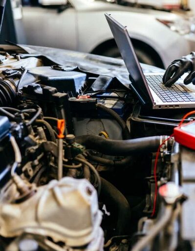 mechanic-diagnostics-car-engine-768x512